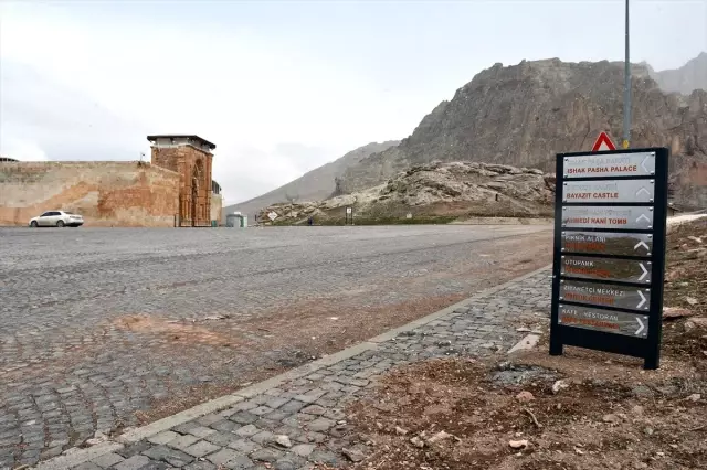 İshak Paşa Sarayı koronavirüs tedbirleri kapsamında ziyarete kapatıldı İshak Paşa Sarayı koronavirüs tedbirleri kapsamında ziyarete kapatıldı