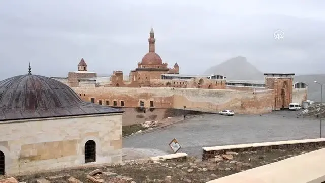 İshak Paşa Sarayı koronavirüs tedbirleri kapsamında ziyarete kapatıldı İshak Paşa Sarayı koronavirüs tedbirleri kapsamında ziyarete kapatıldı