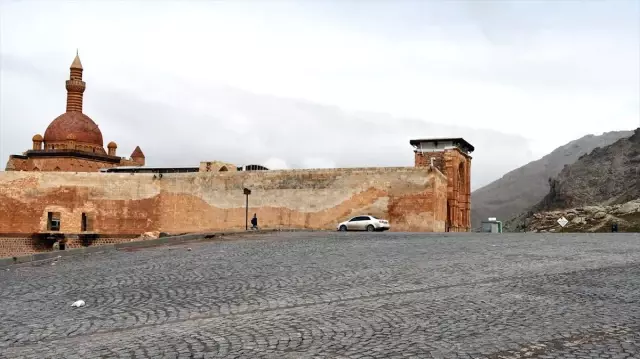 İshak Paşa Sarayı koronavirüs tedbirleri kapsamında ziyarete kapatıldı İshak Paşa Sarayı koronavirüs tedbirleri kapsamında ziyarete kapatıldı