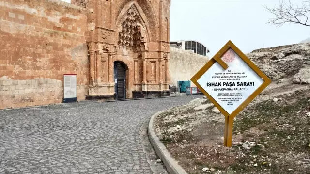 İshak Paşa Sarayı koronavirüs tedbirleri kapsamında ziyarete kapatıldı İshak Paşa Sarayı koronavirüs tedbirleri kapsamında ziyarete kapatıldı