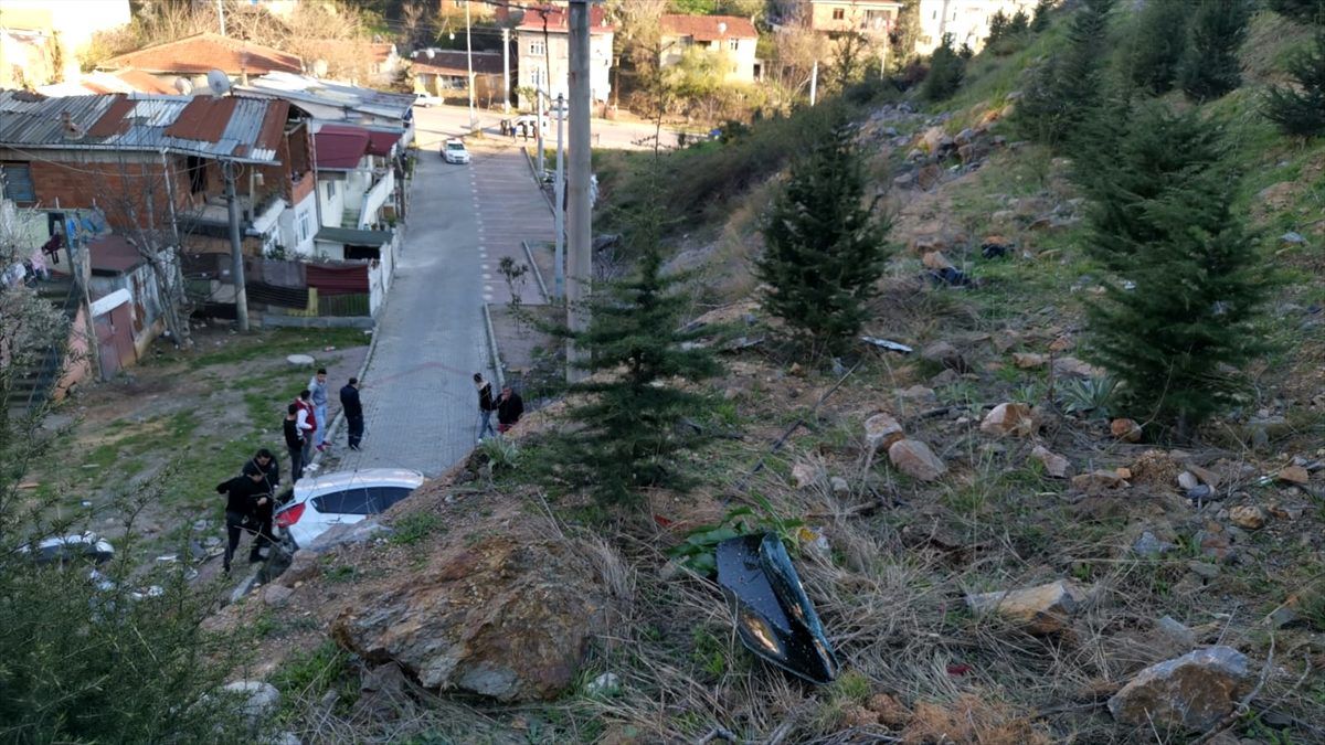 Kocaeli'de virajı alamayan otomobil 40 metre yükseklikten düştü
