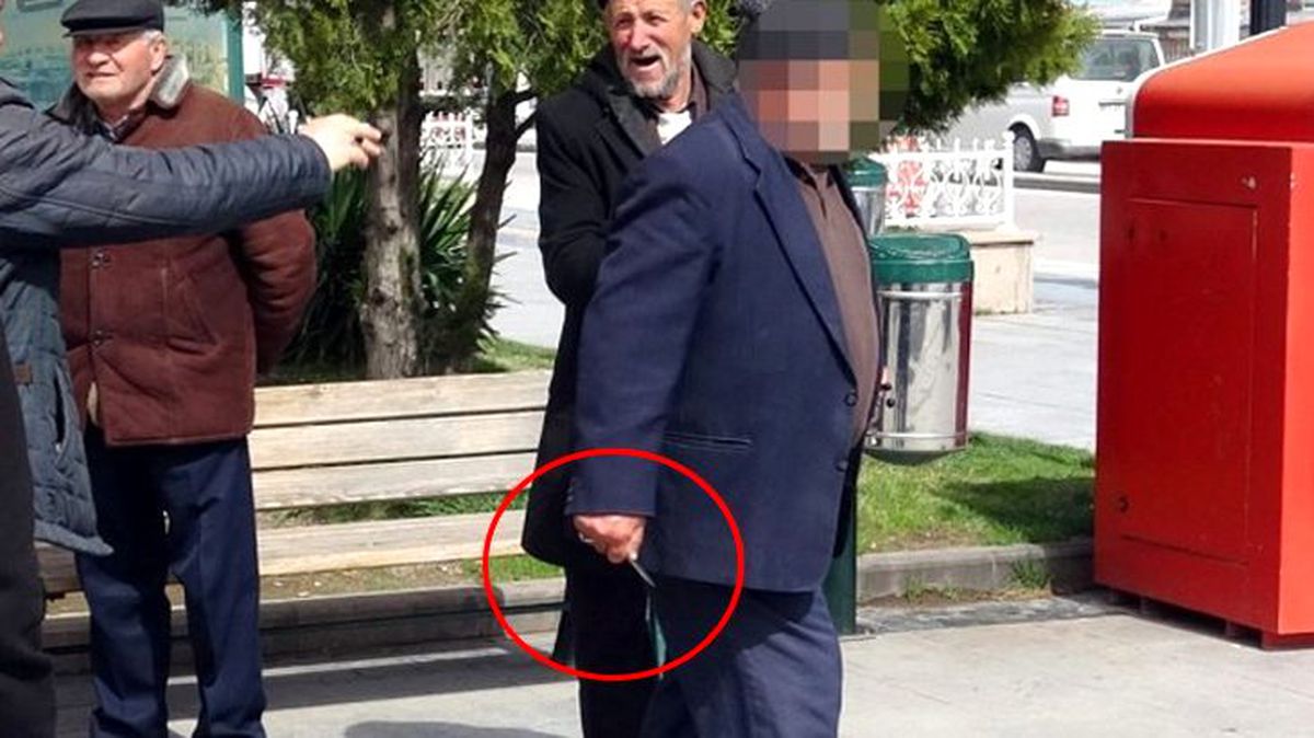 Koronavirüse rağmen sokakta görüntülenen yaşlı adam önce küfür etti, sonra bıçak çekti