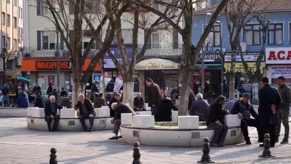 Lüleburgaz'da koronavirüse karşı saksılı önlem Lüleburgaz'da koronavirüse karşı saksılı önlem