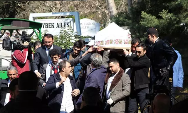 Muhterem Nur, vasiyeti üzerine Müslüm Gürses'in mezarının üzerine gömüldü Muhterem Nur, vasiyeti üzerine Müslüm Gürses'in mezarının üzerine gömüldü