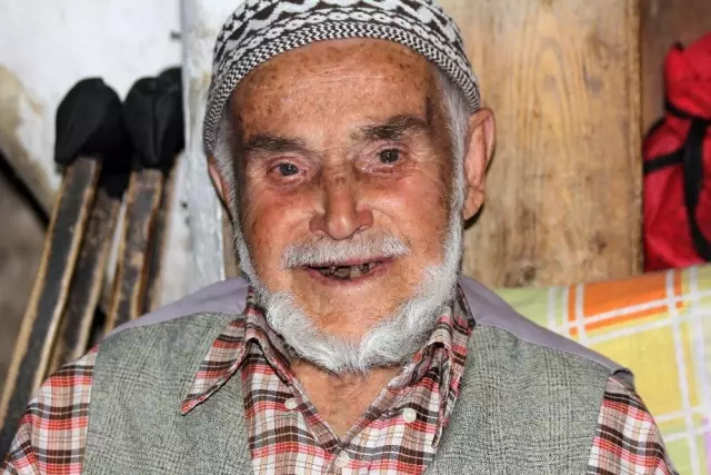 (ÖZEL) 'Küçük Mustafa' lakaplı Mustafa dede, 125 yaşında öldü (ÖZEL) 'Küçük Mustafa' lakaplı Mustafa dede, 125 yaşında öldü