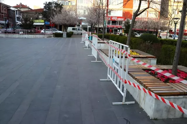 Tekirdağ'da çiçekliklerdeki banklar, bariyer ve şeritle çevrildi