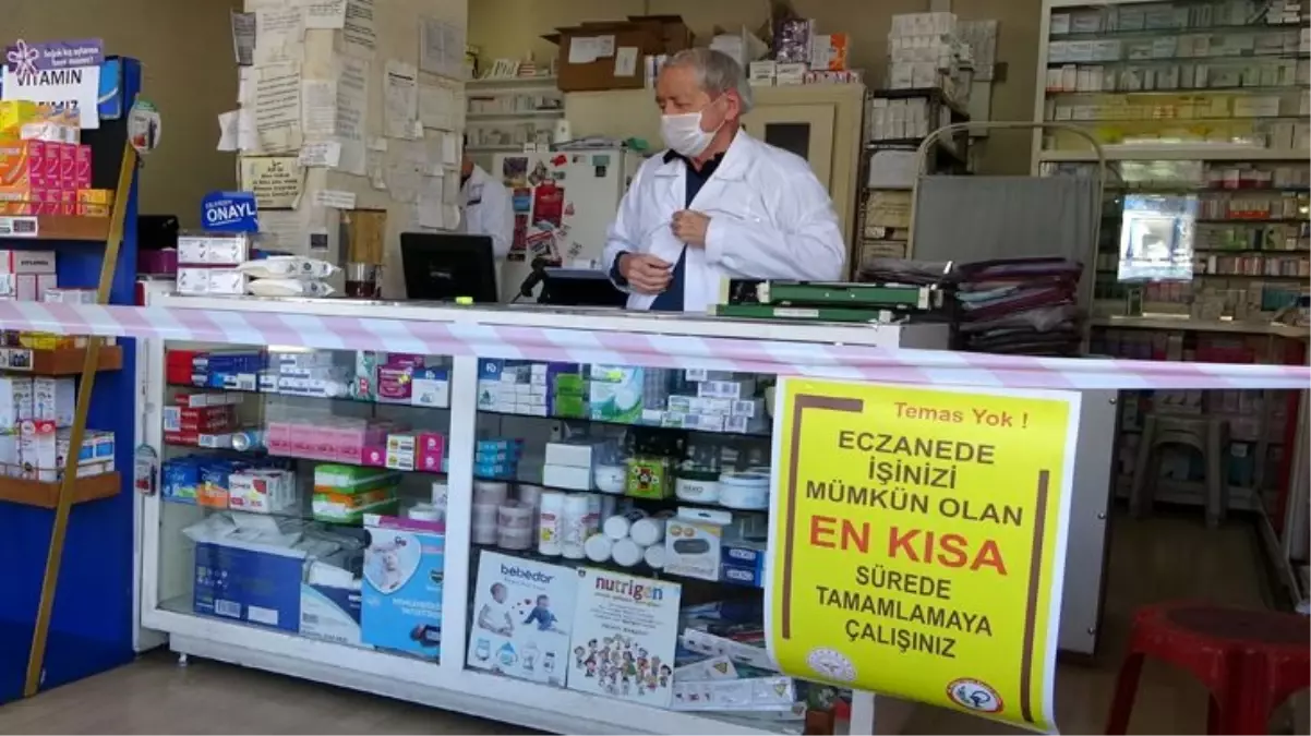 Uşak'taki eczacılar; şeffaf brandalı, kırmızı şeritli koronavirüs önlemleri aldı