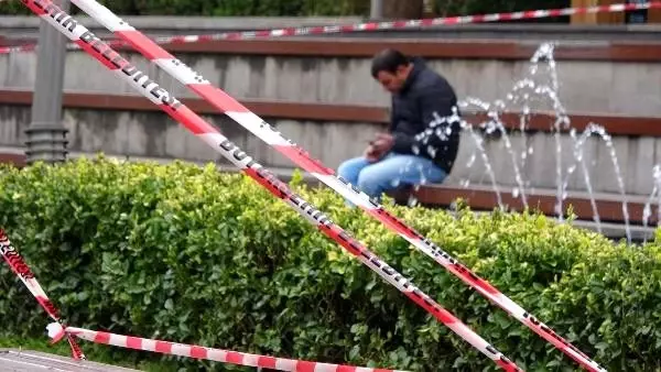 Uyarılar dikkate alınmayınca, banklara şerit çekildi Uyarılar dikkate alınmayınca, banklara şerit çekildi