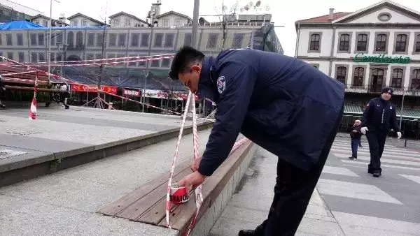 Uyarılar dikkate alınmayınca, banklara şerit çekildi Uyarılar dikkate alınmayınca, banklara şerit çekildi