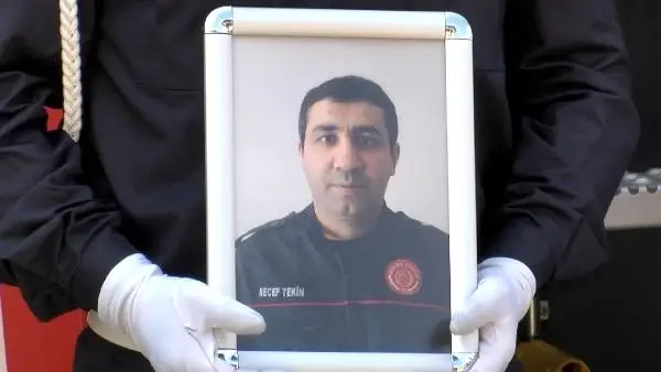 Yangında hayatını kaybeden itfaiyeci toprağa verildi Yangında hayatını kaybeden itfaiyeci toprağa verildi