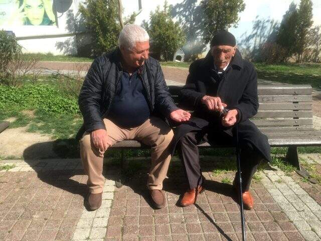 Yetkililerin uyarılarını dikkat almayan yaşlılar, sundukları gerekçelerle pes dedirtti
