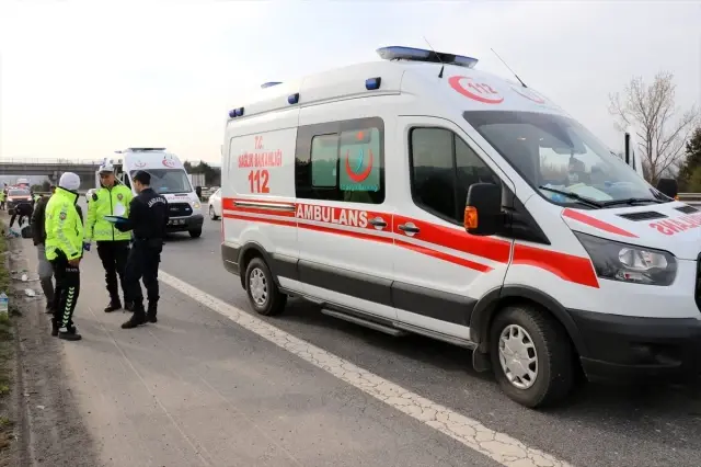 Anadolu Otoyolu'nun Düzce kesiminde bariyerlere çarpan araçtaki 5 kişi yaralandı