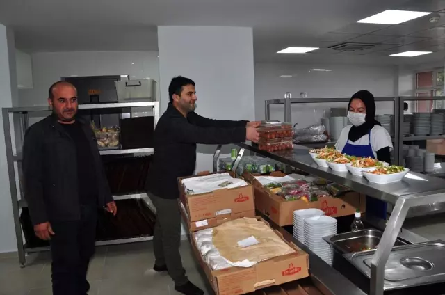 Antalya'da sağlık çalışanlarına pide ikram edildi