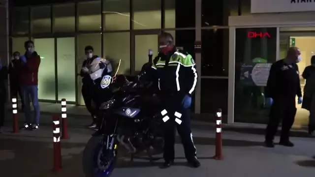 ANTALYA Sağlık çalışanlarına polisten alkışlı destek ANTALYA Sağlık çalışanlarına polisten alkışlı destek