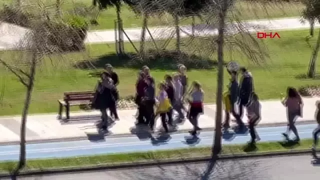 ANTALYA Turistler yasağa rağmen şelaleyi gezdi ANTALYA Turistler yasağa rağmen şelaleyi gezdi