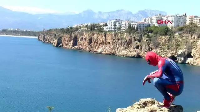 ANTALYA Yaşlıların kolonyası 'Örümcek Adam'dan ANTALYA Yaşlıların kolonyası 'Örümcek Adam'dan