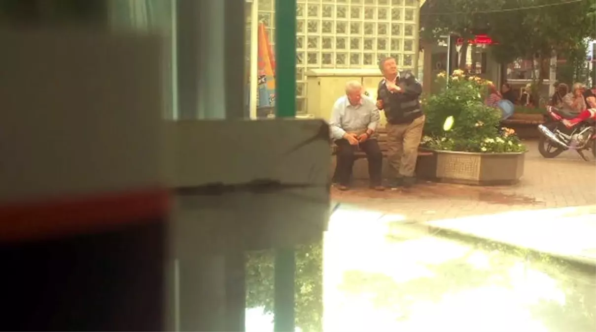 Bankta oturan yaşlılara sulu ikaz