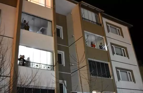 Bitlis'te, sağlıkçılara erbane eşliğinde alkışlı destek Bitlis'te, sağlıkçılara erbane eşliğinde alkışlı destek