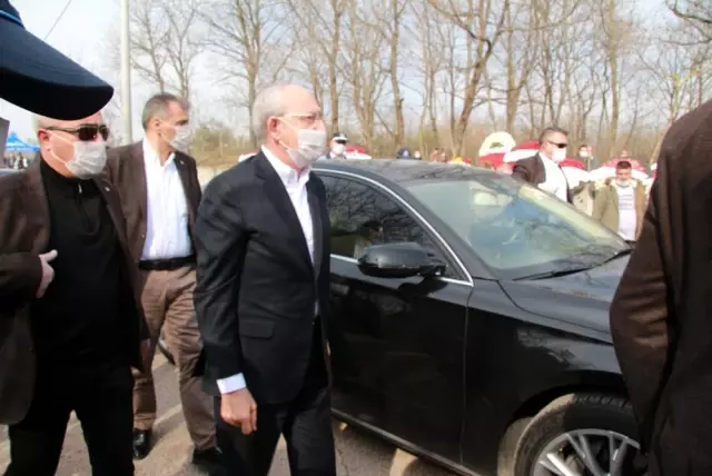 CHP Lideri Kılıçdaroğlu kız kardeşini son yolculuğuna uğurladı CHP Lideri Kılıçdaroğlu kız kardeşini son yolculuğuna uğurladı