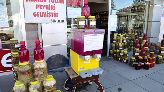Çubuklu turşuculardan vatandaşlara ücretsiz turşu suyu ikramı Çubuklu turşuculardan vatandaşlara ücretsiz turşu suyu ikramı
