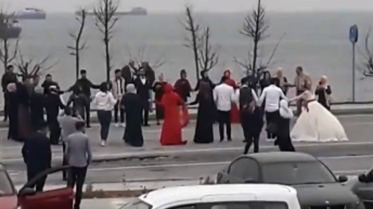 'Evde kalın, temas etmeyin' çağrılarına rağmen bir grup Zeytinburnu'nda halay çekti