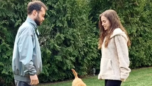 Güzel oyuncu Bensu Soral kardeşiyle koronavirüs selamlaşma dansı yaptı Güzel oyuncu Bensu Soral kardeşiyle koronavirüs selamlaşma dansı yaptı