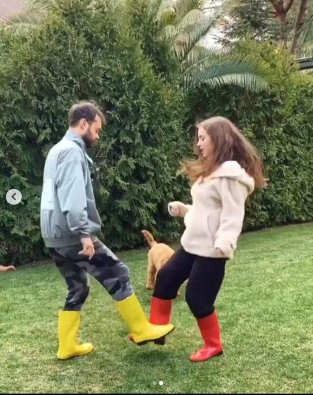 Güzel oyuncu Bensu Soral kardeşiyle koronavirüs selamlaşma dansı yaptı