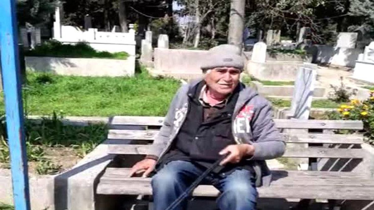 İstanbul'da yaşlı adam yemin edilerek uyarılmasına rağmen istifini bozmadan oturmaya devam etti