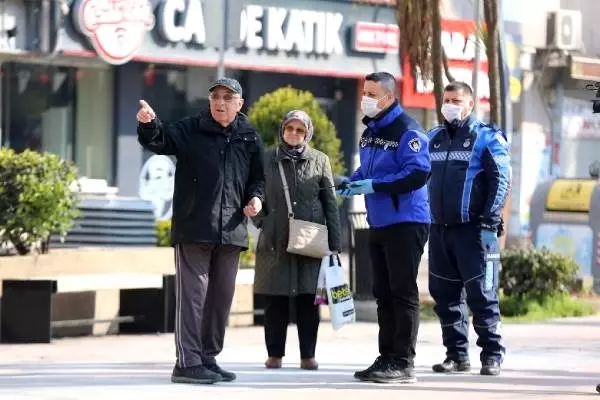 İzmit'te sokağa çıkan 65 yaş üstündekilere evlerine dönmeleri uyarısı İzmit'te sokağa çıkan 65 yaş üstündekilere evlerine dönmeleri uyarısı