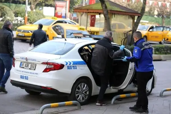 İzmit'te sokağa çıkan 65 yaş üstündekilere evlerine dönmeleri uyarısı İzmit'te sokağa çıkan 65 yaş üstündekilere evlerine dönmeleri uyarısı