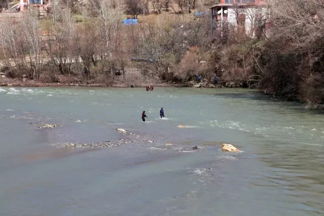Kayıp Uzman Çavuş Güneş'in bulunması için Munzur didik didik aranıyor Kayıp Uzman Çavuş Güneş'in bulunması için Munzur didik didik aranıyor