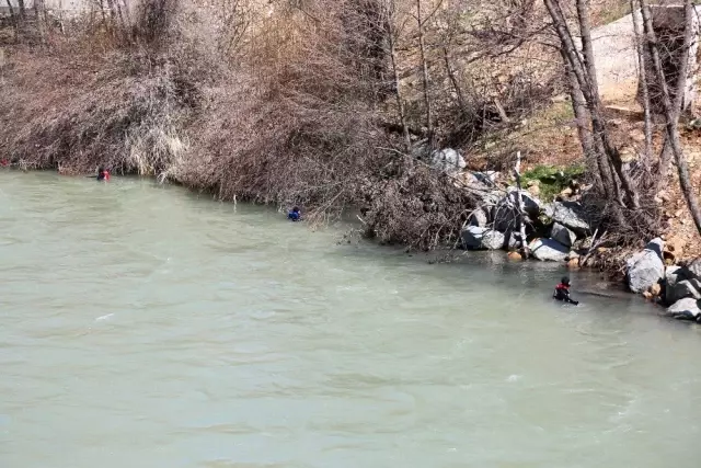 Kayıp Uzman Çavuş Güneş'in bulunması için Munzur didik didik aranıyor Kayıp Uzman Çavuş Güneş'in bulunması için Munzur didik didik aranıyor