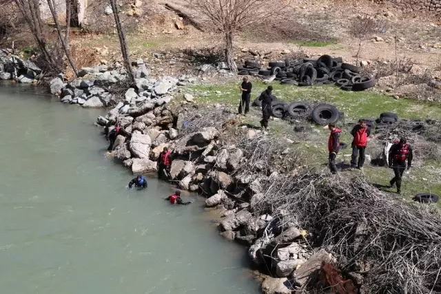 Kayıp Uzman Çavuş Güneş'in bulunması için Munzur didik didik aranıyor Kayıp Uzman Çavuş Güneş'in bulunması için Munzur didik didik aranıyor