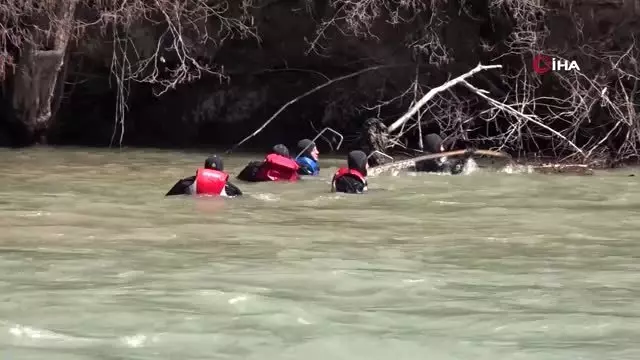 Kayıp Uzman Çavuş Güneş'in bulunması için Munzur didik didik aranıyor Kayıp Uzman Çavuş Güneş'in bulunması için Munzur didik didik aranıyor