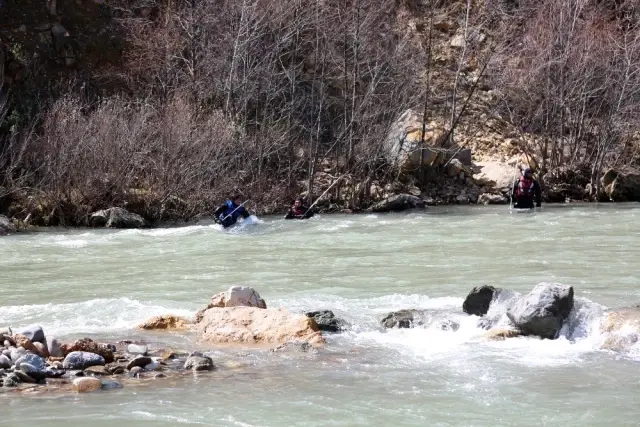 Kayıp Uzman Çavuş Güneş'in bulunması için Munzur didik didik aranıyor Kayıp Uzman Çavuş Güneş'in bulunması için Munzur didik didik aranıyor