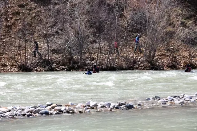 Kayıp Uzman Çavuş Güneş'in bulunması için Munzur didik didik aranıyor Kayıp Uzman Çavuş Güneş'in bulunması için Munzur didik didik aranıyor