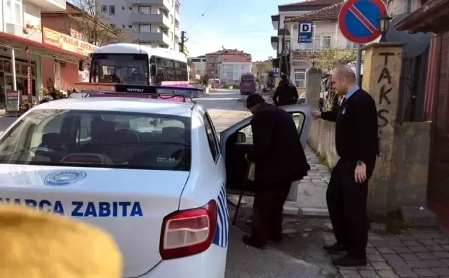 Kaynarca'da zabıta ekipleri yaşlı vatandaşları evlerine gönderdi