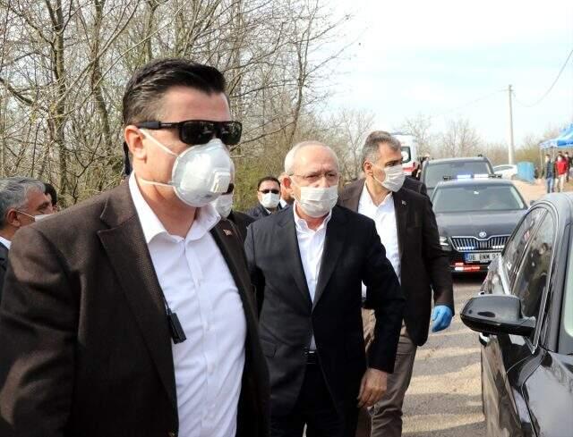 Kemal Kılıçdaroğlu, maskeyle katıldığı cenazede kız kardeşini toprağa verdi