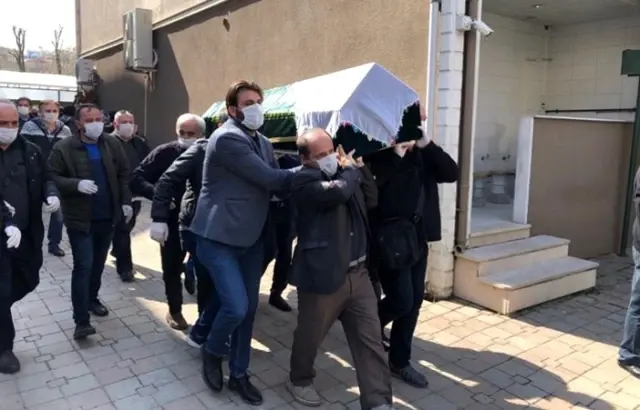 Kemal Kılıçdaroğlu'nun kız kardeşi son yolculuğuna uğurlandı Kemal Kılıçdaroğlu'nun kız kardeşi son yolculuğuna uğurlandı