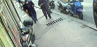 Tarlabaşı: Korona virüsü bahane edip yaşlı adamı 'kolonya' uzatıp gasp eden şahıs kamerada Tarlabaşı: Korona virüsü bahane edip yaşlı adamı 'kolonya' uzatıp gasp eden şahıs kamerada