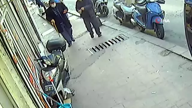 Korona virüsü bahane edip yaşlı adamı ’kolonya’ uzatıp gasp eden şahıs kamerada