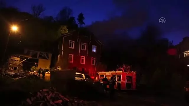 Köy muhtarı evinde çıkan yangında yaralandı Köy muhtarı evinde çıkan yangında yaralandı