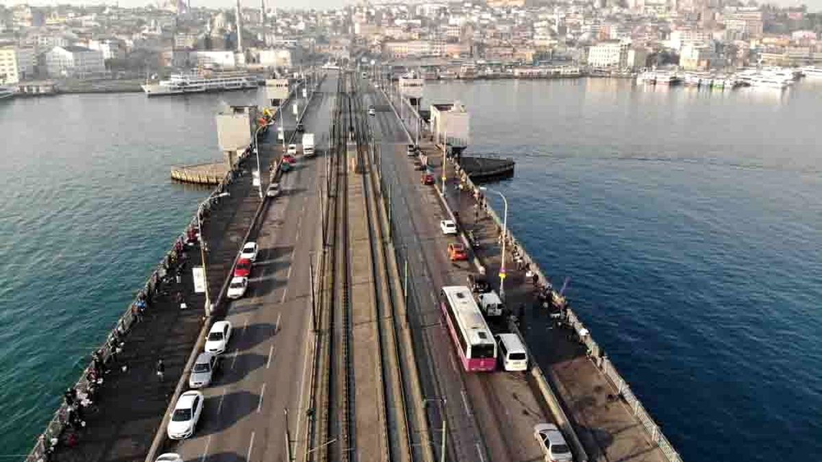 Olta balıkçıları koronavirüse rağmen soluğu Tarihi Galata Köprüsü'nde aldı