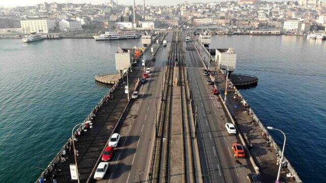 Olta balıkçıları koronavirüse rağmen soluğu Tarihi Galata Köprüsü'nde aldı