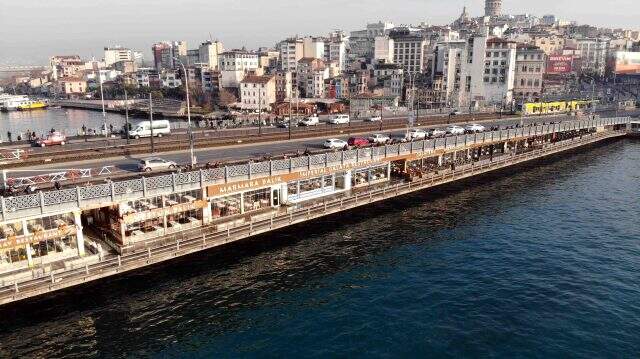 Olta balıkçıları koronavirüse rağmen soluğu Tarihi Galata Köprüsü'nde aldı
