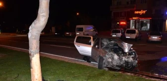 Otomobil ağaca çarptı: 4 yaralı