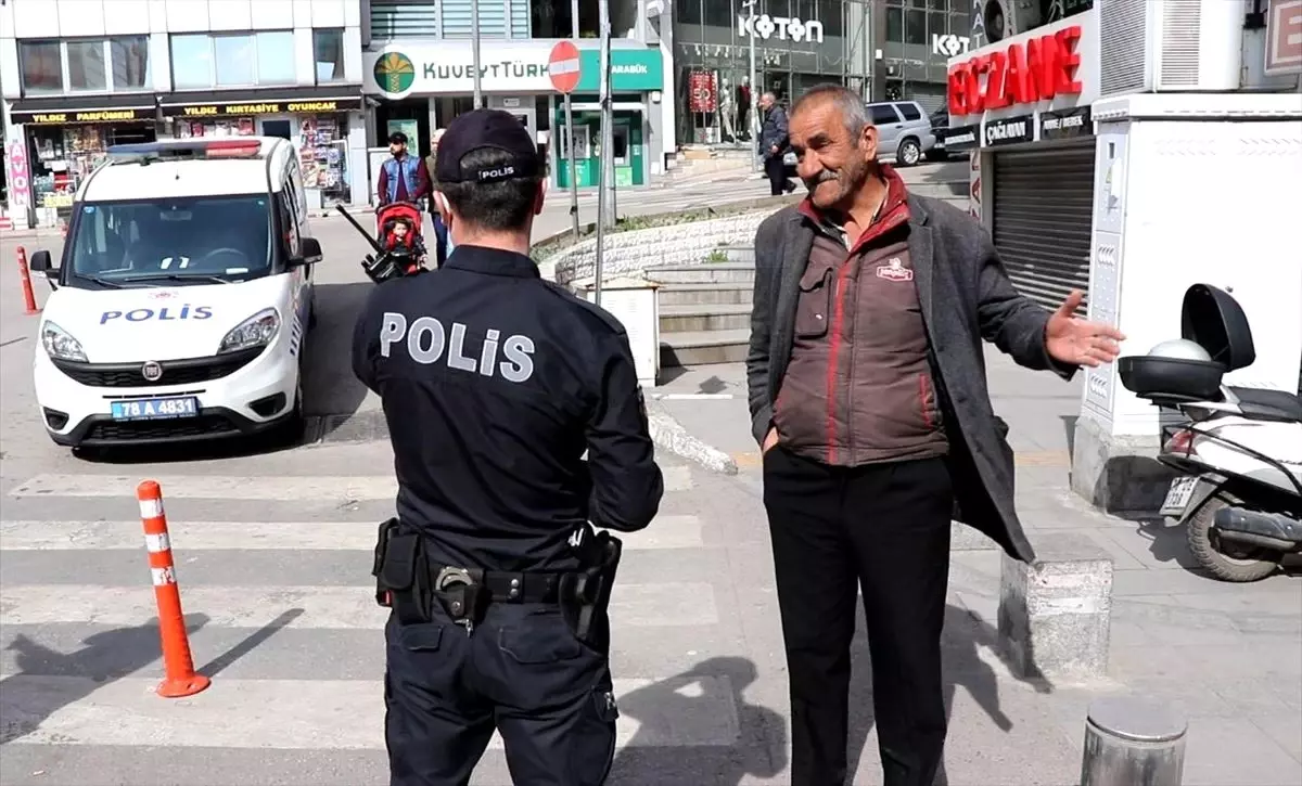 Sokağa çıkan 65 yaş üstü vatandaşlar uyarılarak evlerine gönderildi