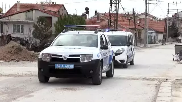 Sokağa çıkan 65 yaş üstü vatandaşlar uyarılarak evlerine gönderildi Sokağa çıkan 65 yaş üstü vatandaşlar uyarılarak evlerine gönderildi