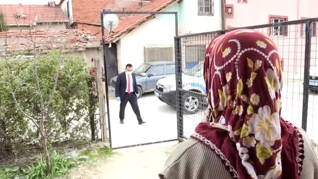 Sokağa çıkan 65 yaş üstü vatandaşlar uyarılarak evlerine gönderildi Sokağa çıkan 65 yaş üstü vatandaşlar uyarılarak evlerine gönderildi