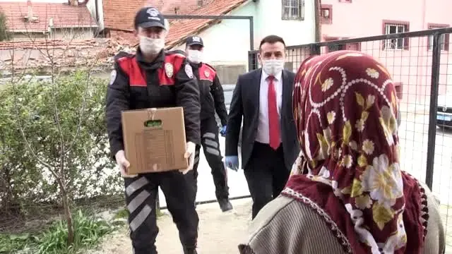Sokağa çıkan 65 yaş üstü vatandaşlar uyarılarak evlerine gönderildi Sokağa çıkan 65 yaş üstü vatandaşlar uyarılarak evlerine gönderildi